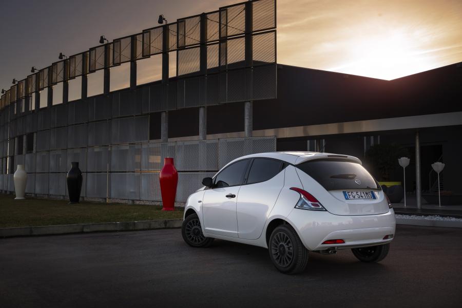  Lancia Ypsilon Unyca 2017 года  (фото 8 из 20)